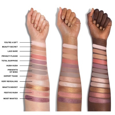 Swatches de maquilhagem em três tons de pele diferentes com etiquetas de cores.