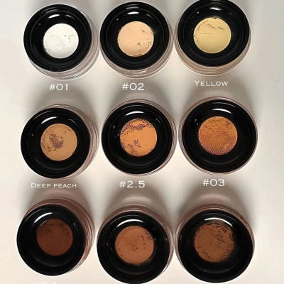 Recipientes com pós compactos em diferentes tons e números visíveis