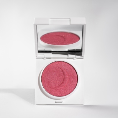 Estojo branco com blush rosa brilhante e espelho.