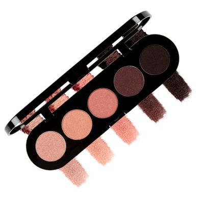 Paleta de sombras com cinco cores em tons castanho e nude