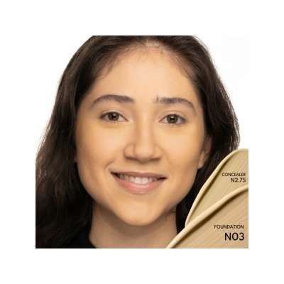 Mulher com maquilhagem e amostras de base e corretor em tons claros