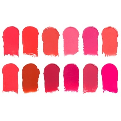 Amostras de batons em vários tons vermelhos e rosa sobre fundo branco.