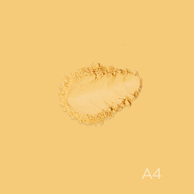 Pó compacto amarelo claro sobre fundo amarelo com código A4