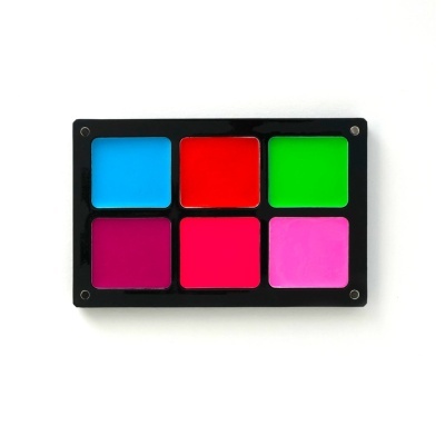 Paleta de seis cores sólidas em bloco num suporte preto