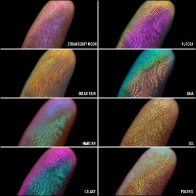 Oito impressões digitais com pigmentos cosméticos iridescentes coloridos e etiquetas com nomes.