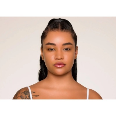 Mulher jovem com cabelo preto penteado para trás e camisola branca