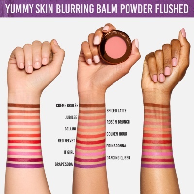 Três braços apresentam amostras de cores de blush em bastão com nomes visíveis