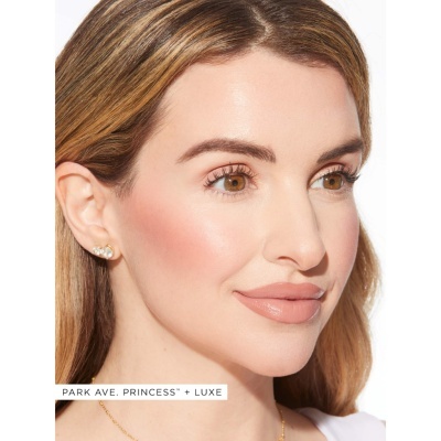 Mulher com brincos pequenos dourados com pérola e maquilhagem natural