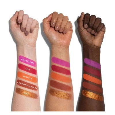 Amostras de sombra para olhos em três tons de pele diferentes em faixas horizontais coloridas