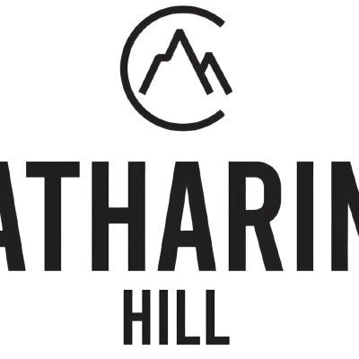 Logótipo preto da marca CATHARINE HILL com símbolo circular de montanha