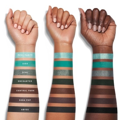 Três braços com swatches de sombras de olhos em diferentes tons, com nomes impressos