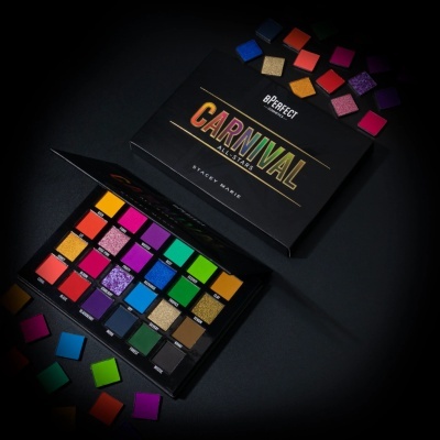 Paleta de sombras coloridas BPerfect Carnival Allstar aberta com pós ao redor