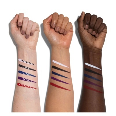 Linhas coloridas de maquiagem em três braços com diferentes tons de pele