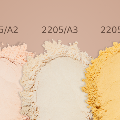 Cinco pós cosméticos em diferentes tons e códigos sobre fundo castanho
