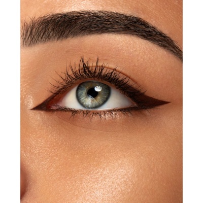 Olho maquilhado com delineador castanho e pestanas naturais