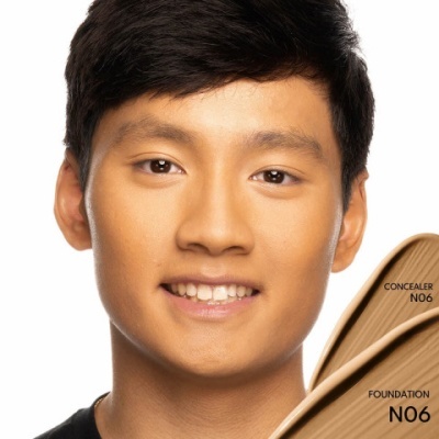 Rosto masculino com maquilhagem e amostras de base e corretor em tons beges