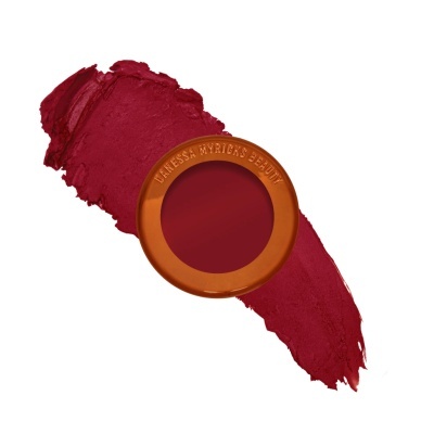 Batom vermelho profundo com embalagem bronze e nome da marca