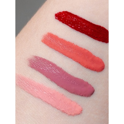 Amostras de quatro cores de batom aplicadas na pele