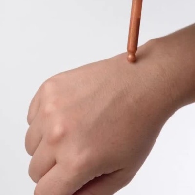 Demonstração de aplicação de bronzeador líquido AG Beauty na mão