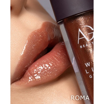 Lábios com gloss bronze cintilante da AG Beauty e embalagem do produto