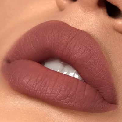 Lábios femininos com batom mate castanho rosado