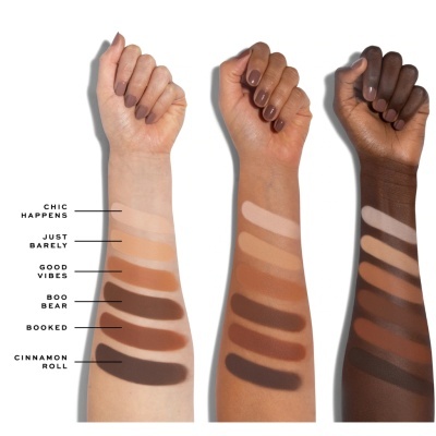 Três braços com sete amostras de maquilhagem em tons castanhos e bege com legendas ao lado.