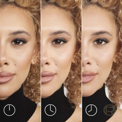 Close-up do rosto de uma mulher com cabelo loiro encaracolado e gola alta preta em três painéis com ícones de relógio