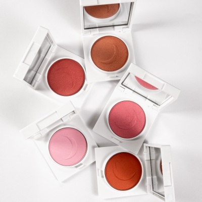 Conjunto de blushes em embalagem branca com espelho em vários tons