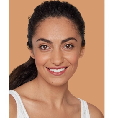 Mulher com camisola branca e cabelo apanhado