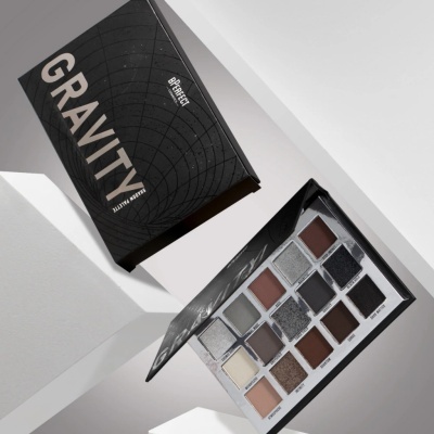 Paleta de sombras GRAVITY com diversas cores neutras e embalagem preta
