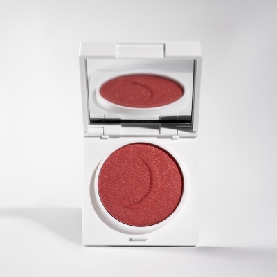 Estojo aberto de produto cosmético vermelho com espelho