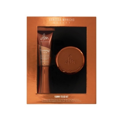 Conjunto de cosméticos Yummy To Go Kit em embalagem cobre metálico com tubo e frasco redondo.