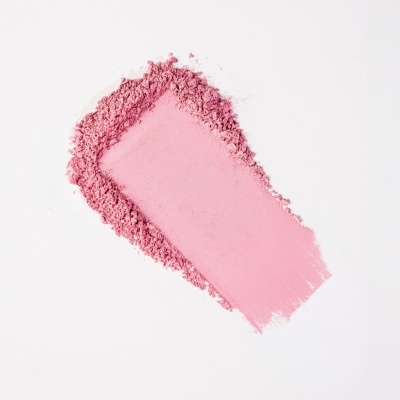 Pó compacto rosa claro esbatido com bordas de pó solto sobre fundo branco