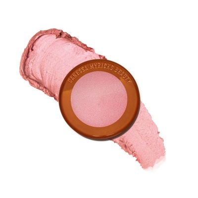 Blush compacto rosa claro com embalagem marrom da 'Vanessa Myricks Beauty'