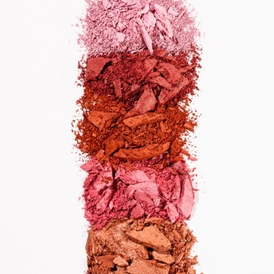 Pigmentos em pó quebrados para maquilhagem em cores rosa, vermelho e castanho