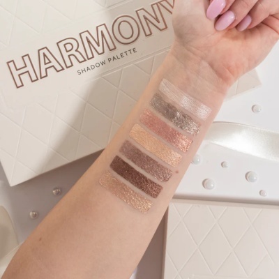 Paleta de sombras HARMONY com seis tons metálicos aplicados no braço