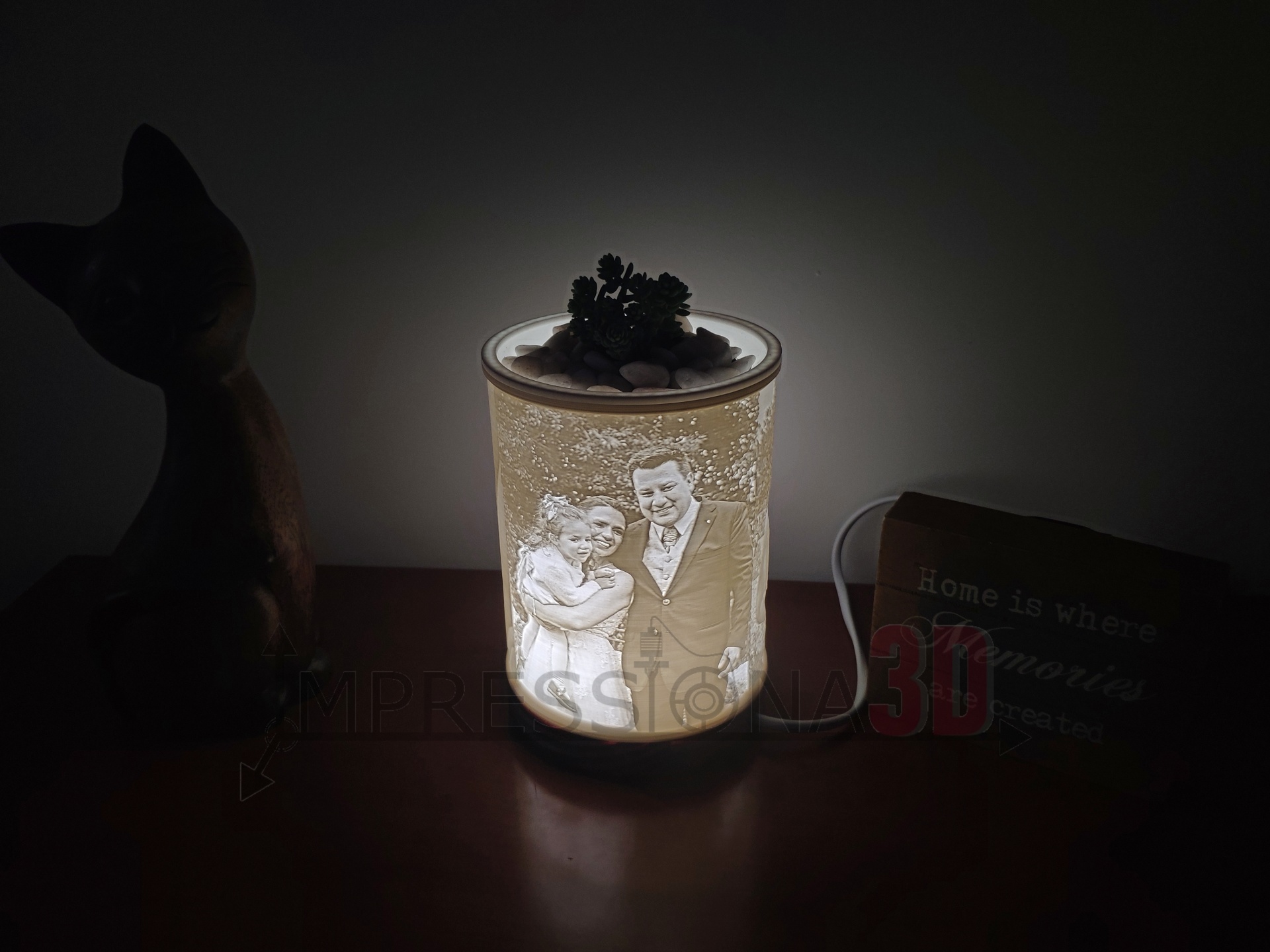 Lanterna decorativa iluminada com imagem de casal e bebé