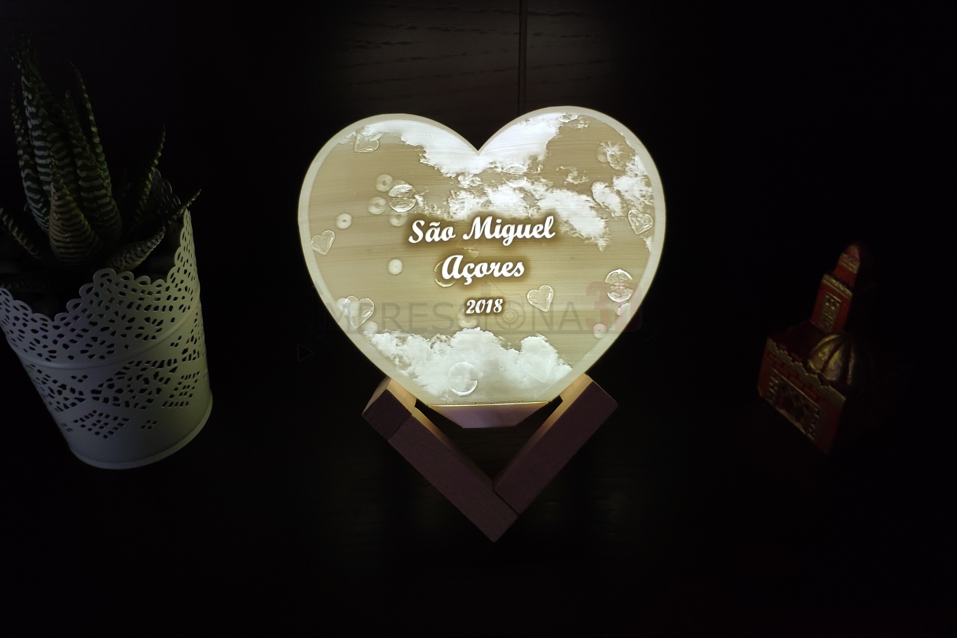 Abajur coração com texto 'São Miguel Açores 2018' e base de madeira