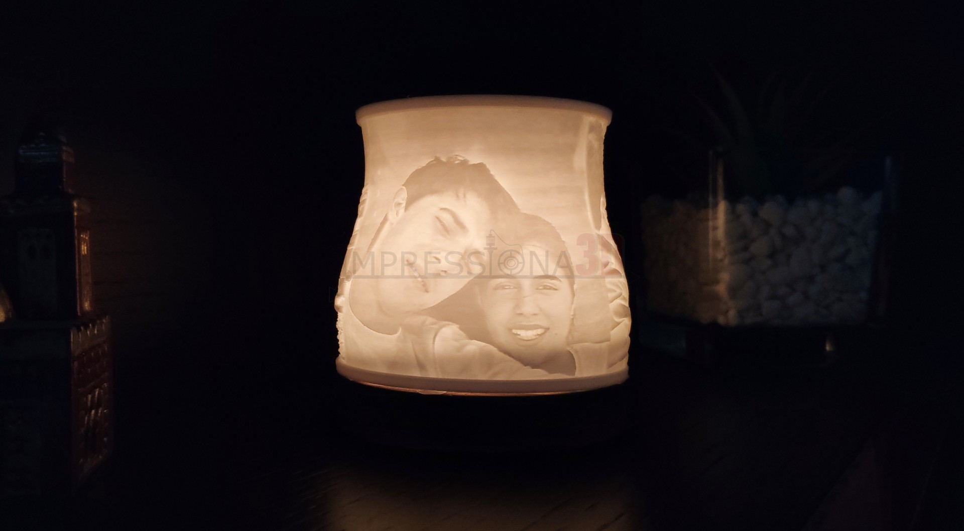 Lâmpada em porcelana branca com imagem esculpida e texto IMRESSION