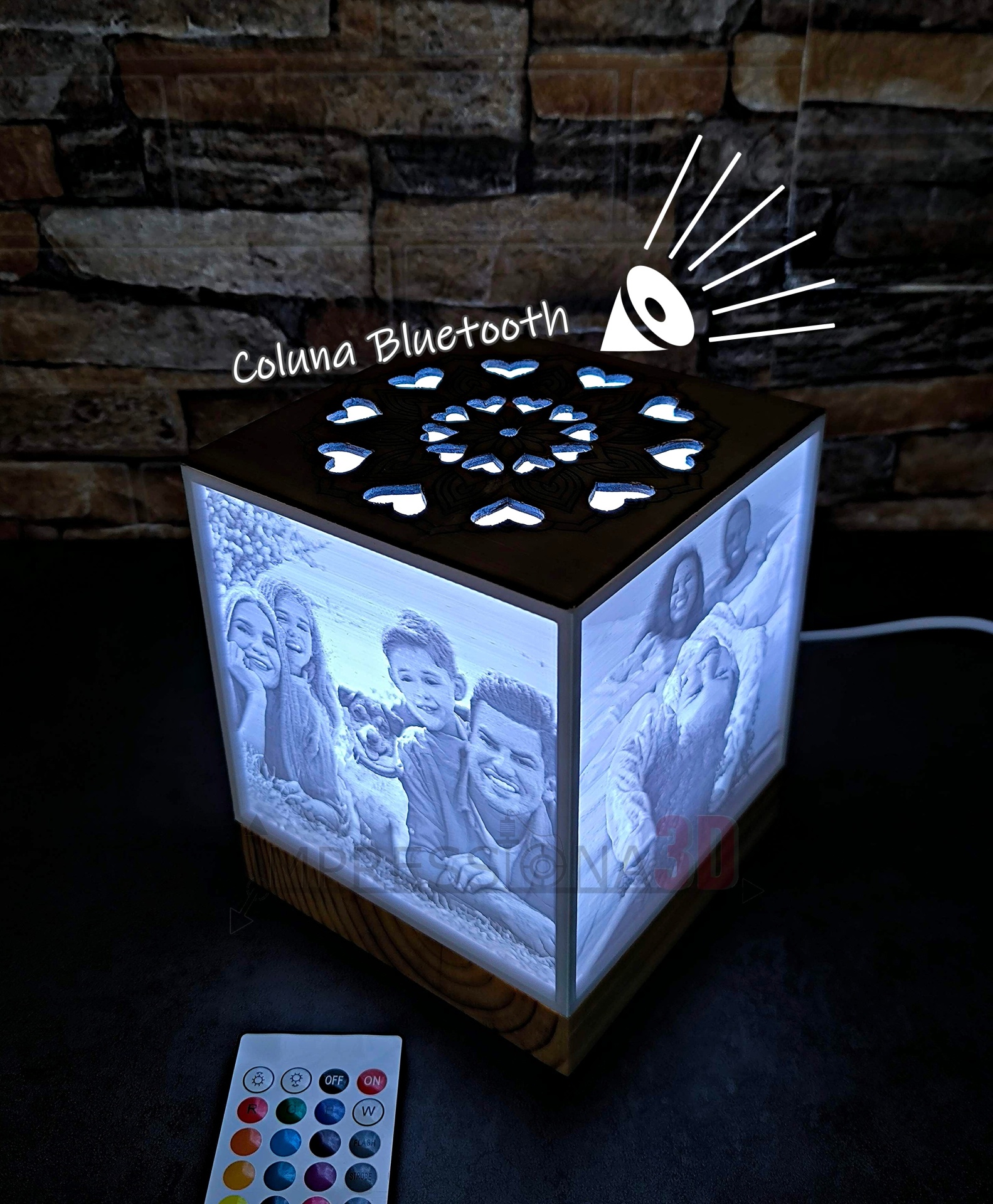 Lâmpada cubo personalizada com fotos em preto e branco, base de madeira e topo preto iluminado com corações e texto 'Coluna Bluetooth'.
