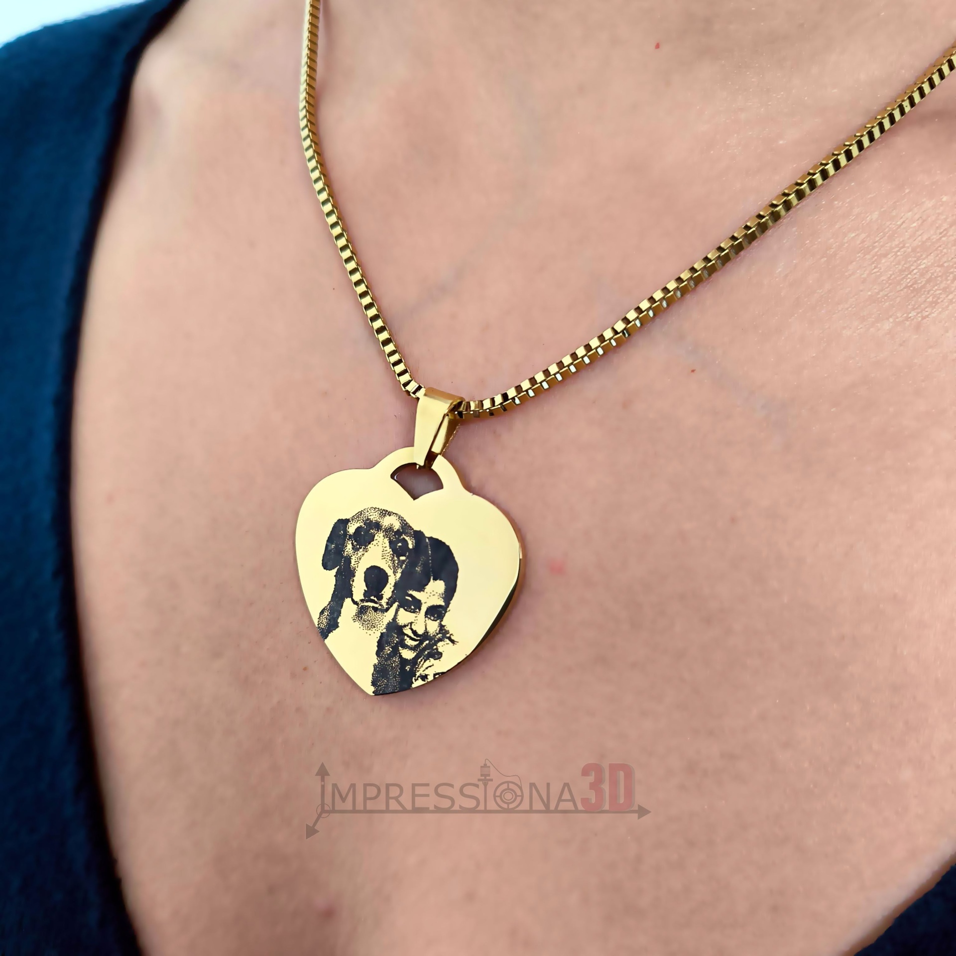 Colar dourado com pendente de coração e foto gravada de cachorro e pessoa
