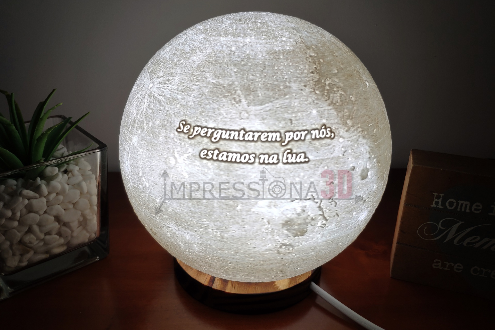 Lâmpada decorativa em forma de lua iluminada com texto em português