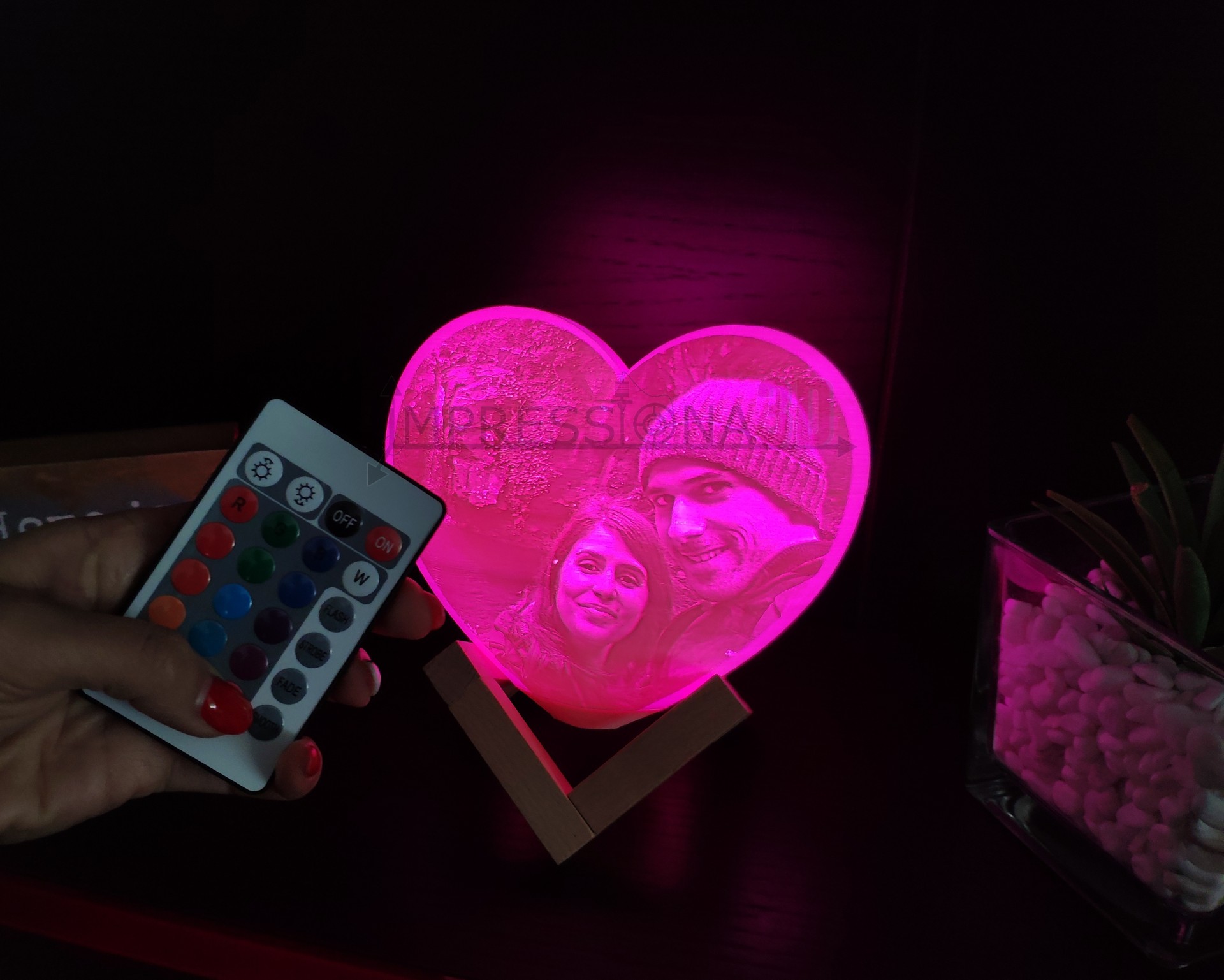 Luminária em acrílico rosa com forma de coração, casal gravado e controlo remoto