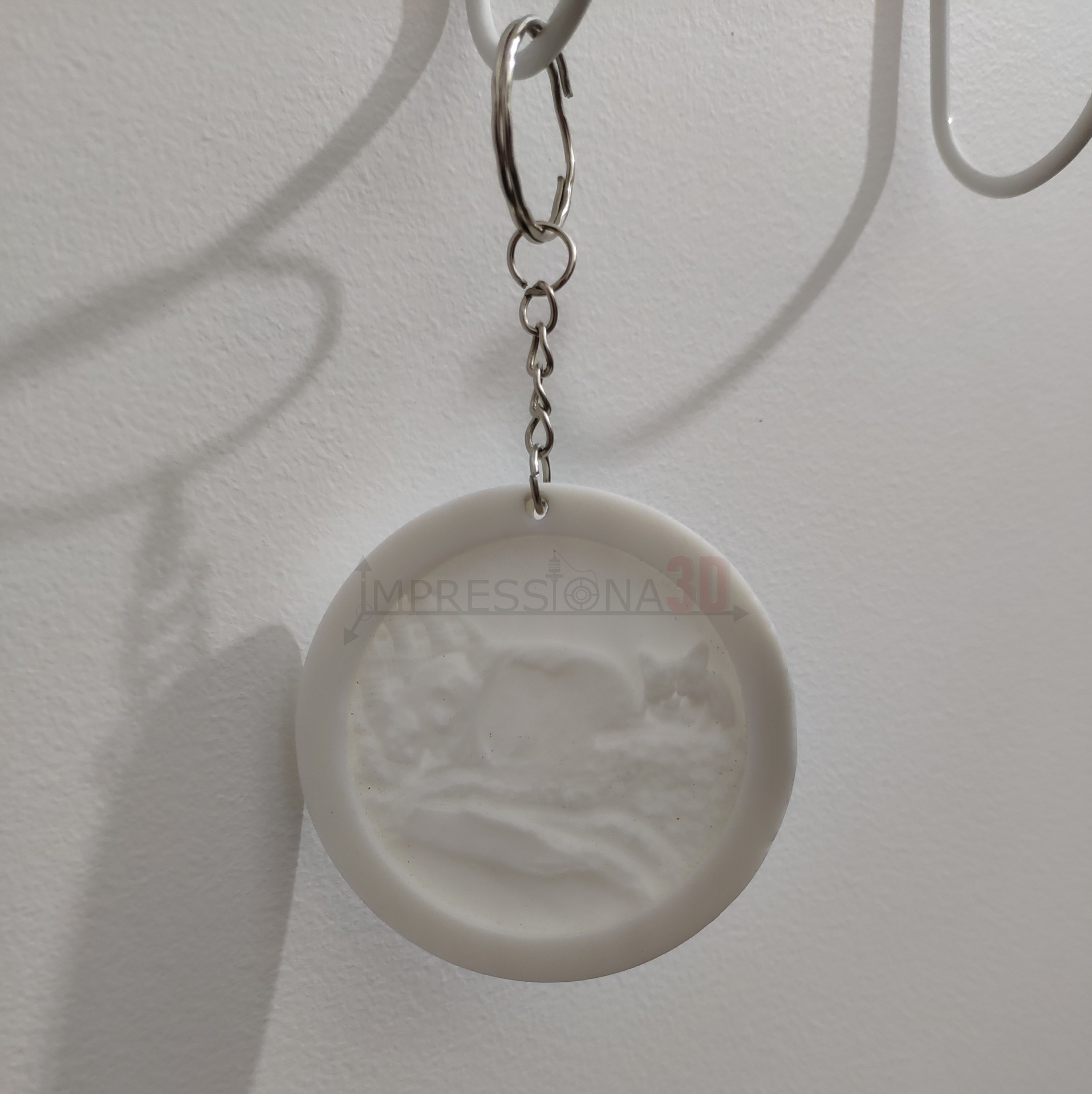 Chaveiro redondo branco com relevo de gato