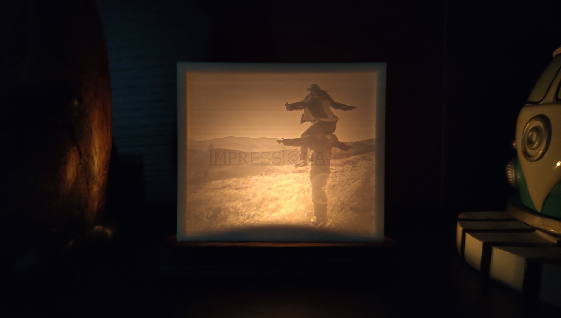 Luz de ambiente quadrada com imagem iluminada de duas pessoas no campo em tons sépia