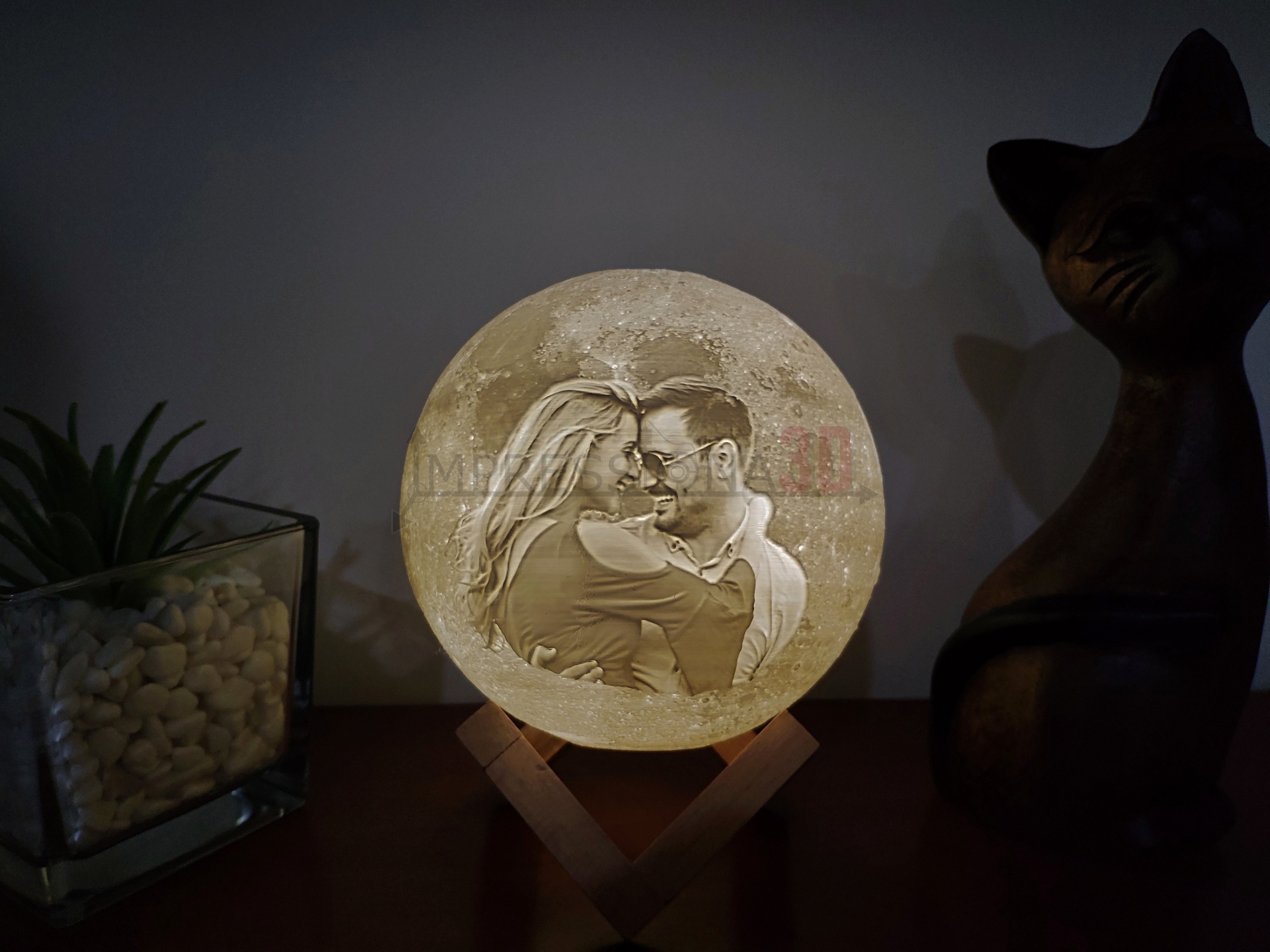Disco lunar luminoso personalizado com foto de casal em suporte em madeira