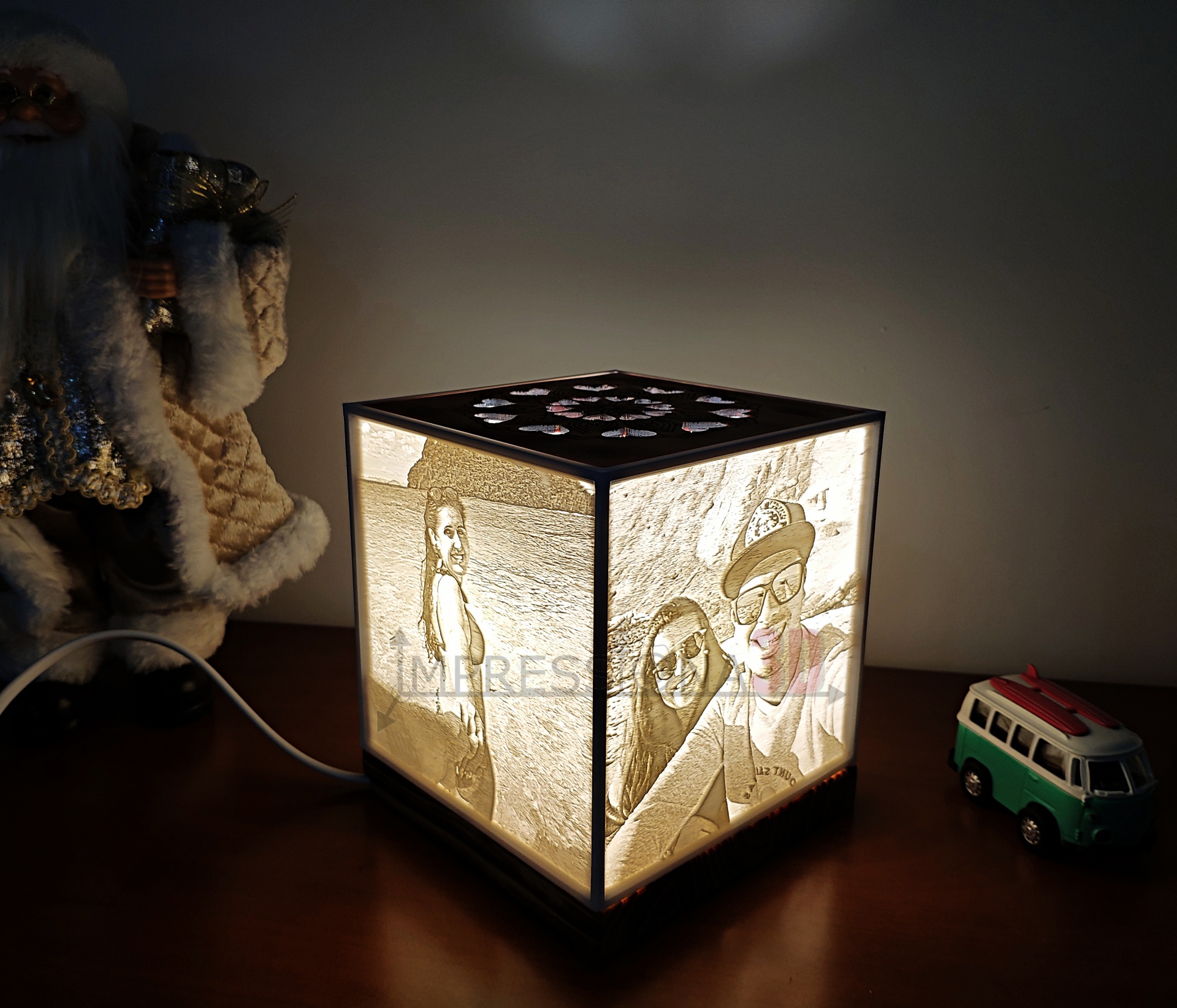 Candeeiro de mesa cubo iluminado com imagens personalizadas a preto e branco, brinquedo de carrinha VW verde e branco ao lado