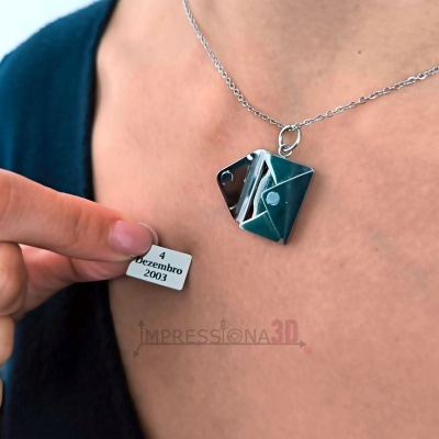 Colar prateado com pendente em forma de envelope e cartão com data 4 dezembro 2003