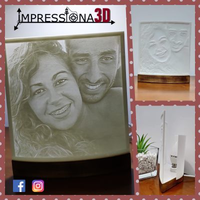 Lâmpada com retrato 3D de casal e base de madeira