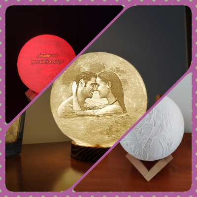 Luminária em forma de lua com diferentes cores, gravuras e base de madeira.